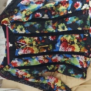 Hot In Hollywood Floral Black Lace Trim maya peasant blouse Sz M